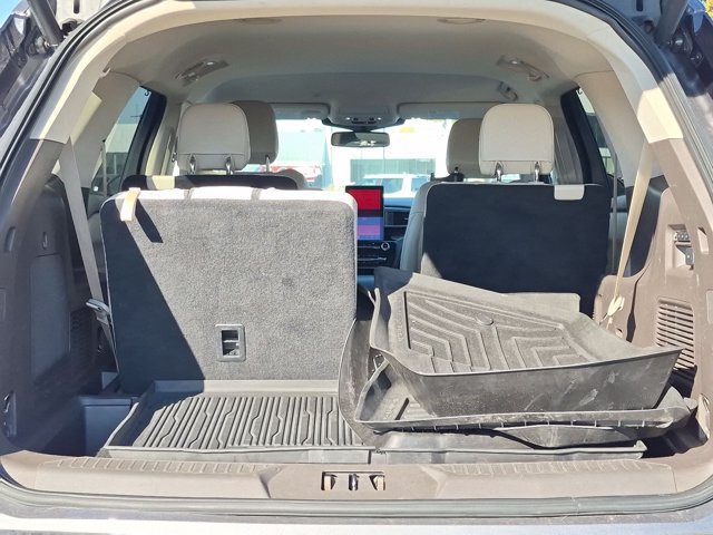 Used 2021 Ford Explorer Platinum w/ Equipment Group 601A AWD/4WD image 17
