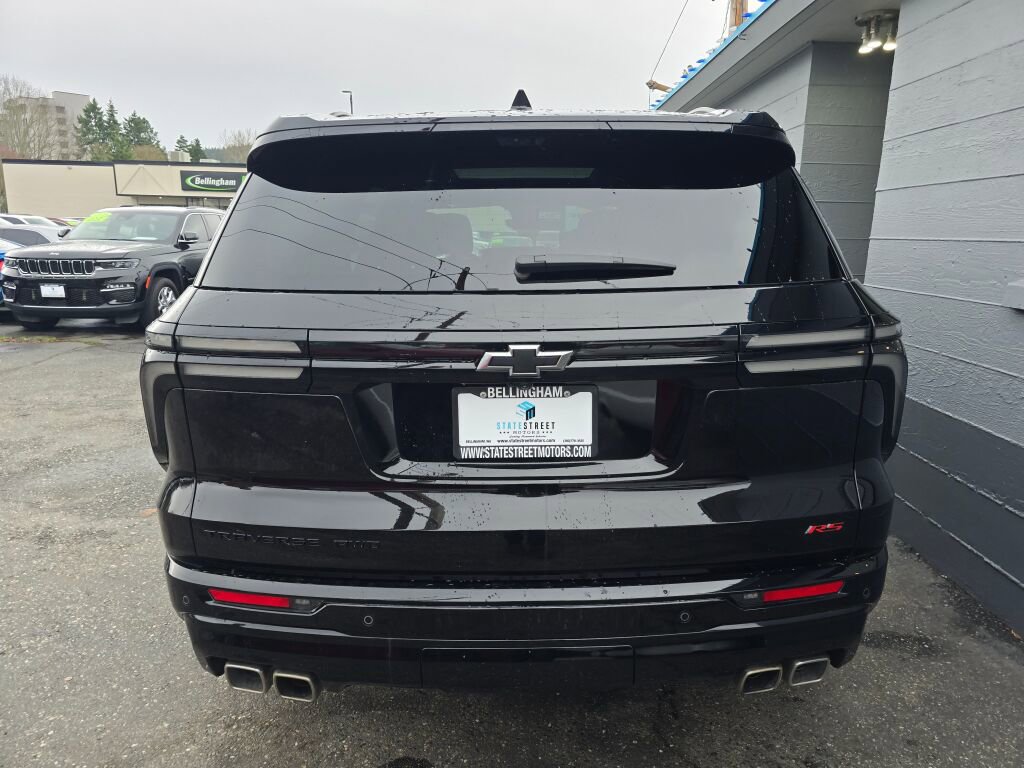 Used 2024 Chevrolet Traverse RS image 3