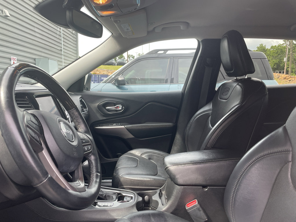 Used 2019 Jeep Cherokee Overland w/ Technology Group AWD/4WD image 9