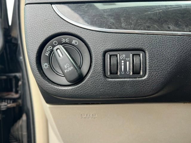 Used 2016 Chrysler Town & Country Touring FWD image 10