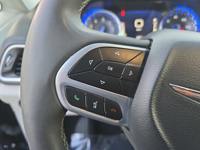 Used 2024 Chrysler Pacifica Touring-L FWD image 16