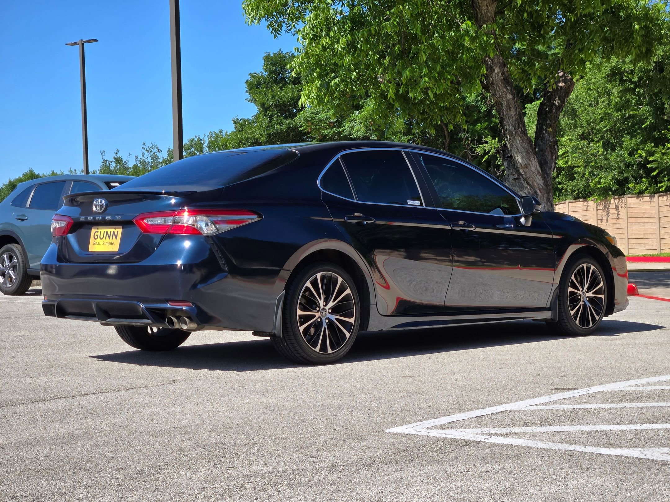 Used 2018 Toyota Camry SE w/ Moonroof Package FWD image 3
