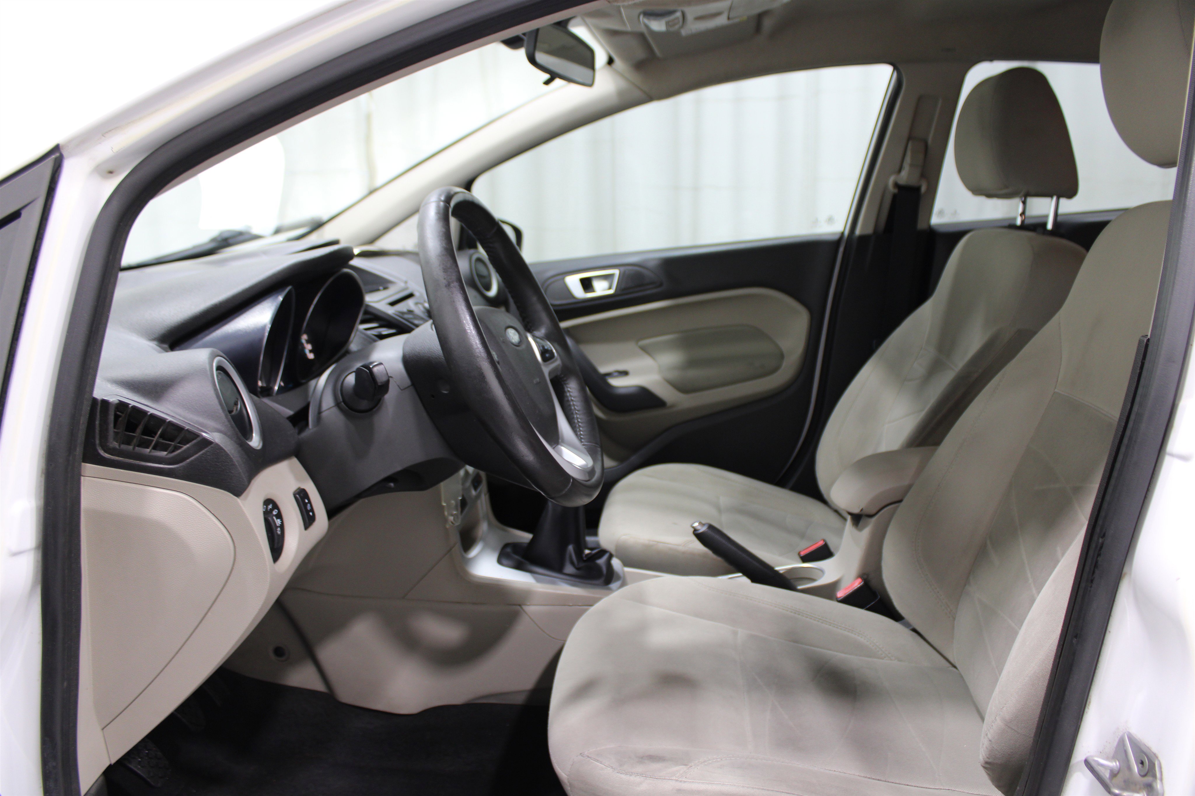 Used 2014 Ford Fiesta SE w/ Comfort Package image 3