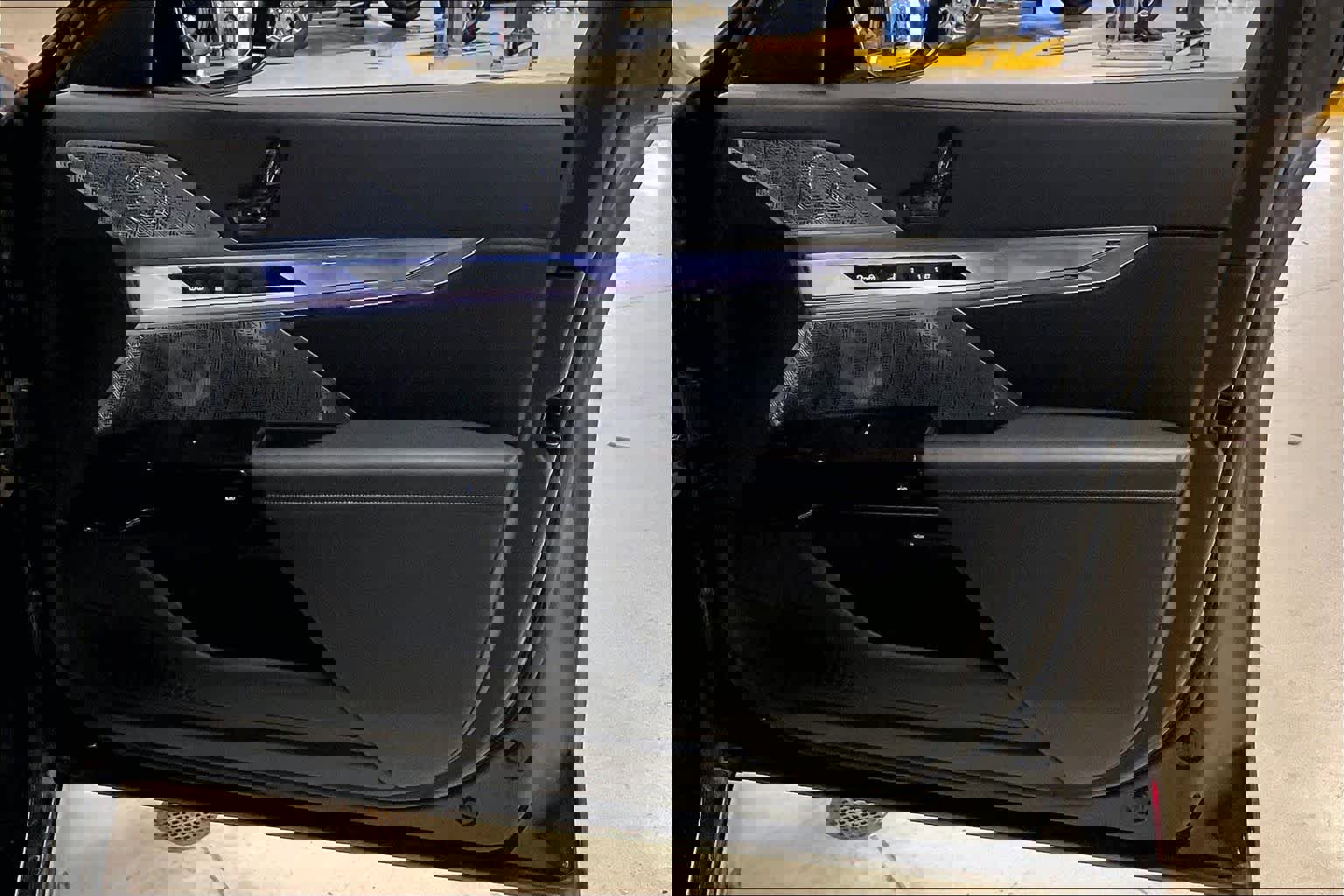 Certified 2023 BMW 760i xDrive w/ Executive Package image 21