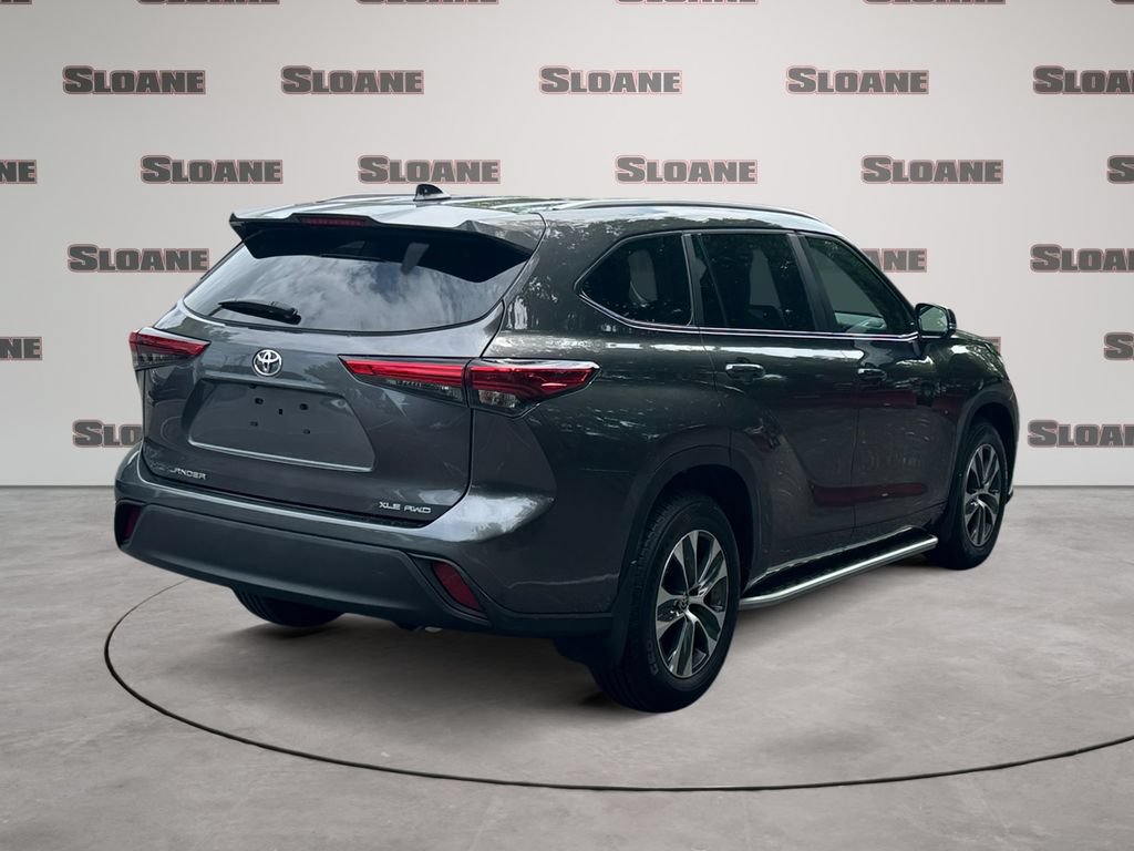 Used 2023 Toyota Highlander XLE AWD/4WD image 5