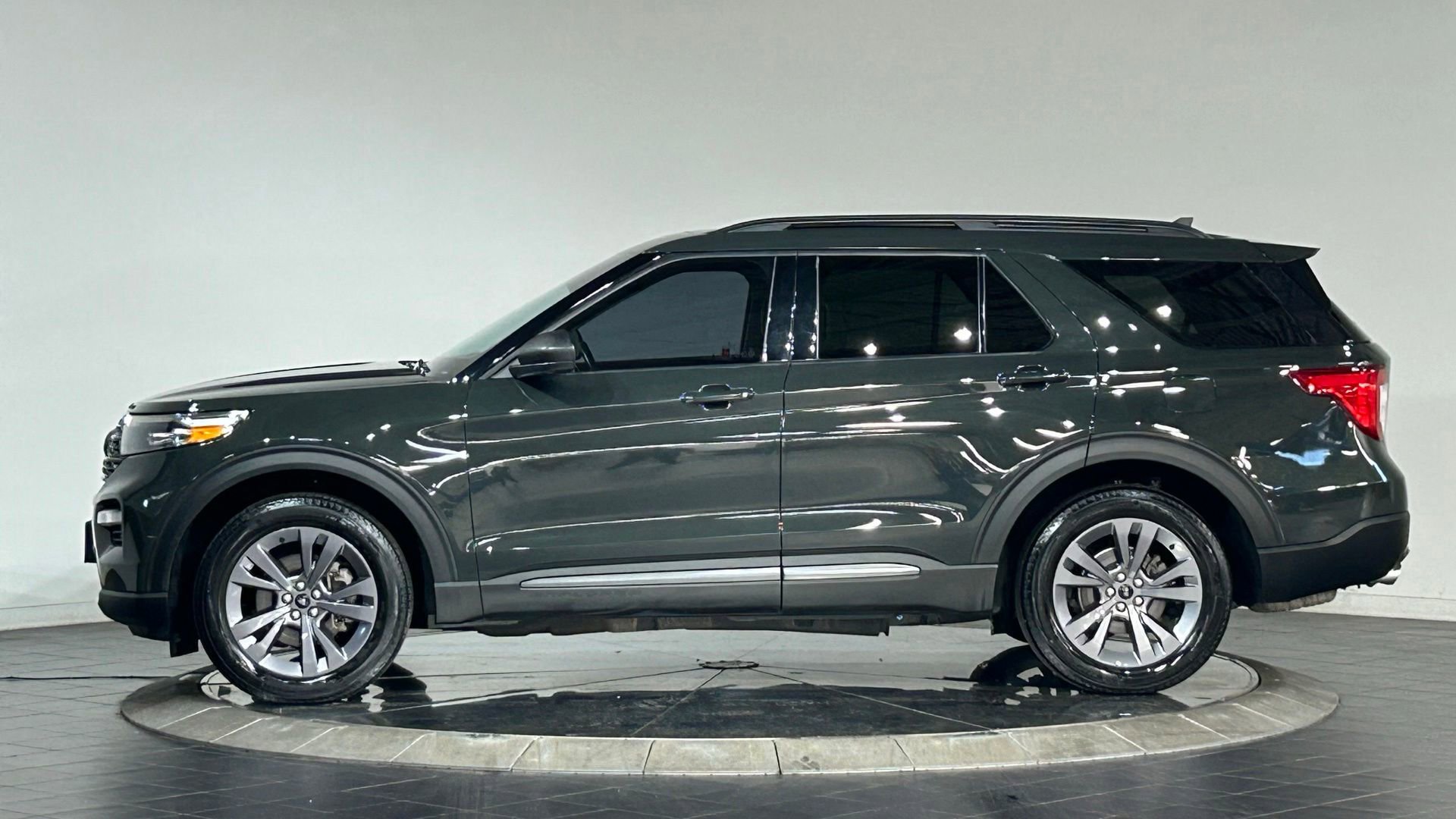Used 2021 Ford Explorer XLT w/ Equipment Group 202A AWD/4WD image 6