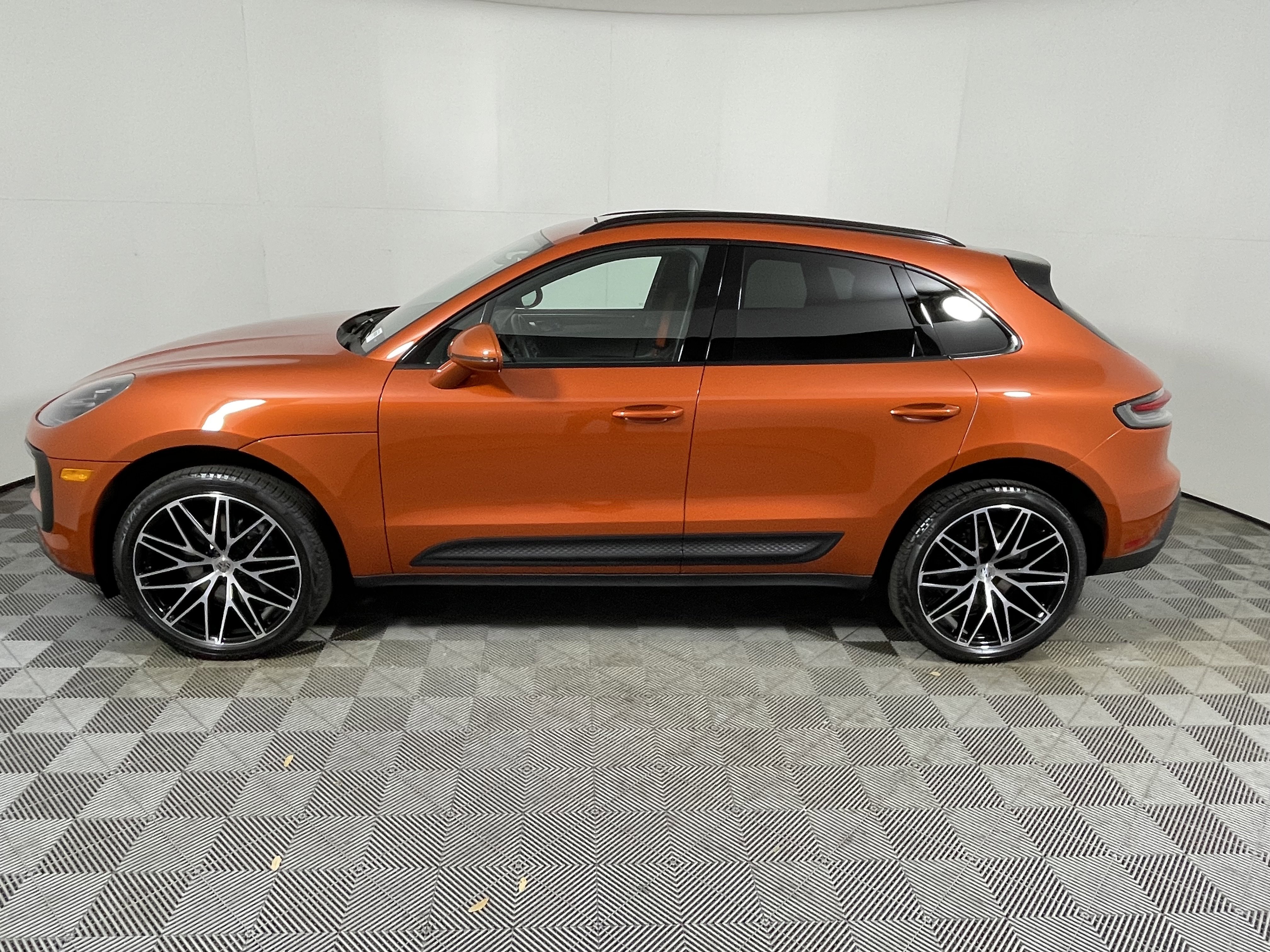 Certified 2022 Porsche Macan AWD/4WD image 2