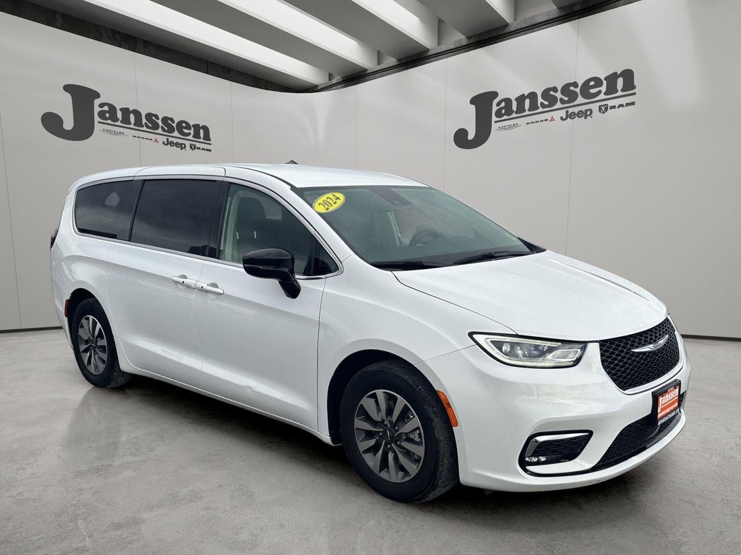 Used 2024 Chrysler Pacifica Select FWD image 9