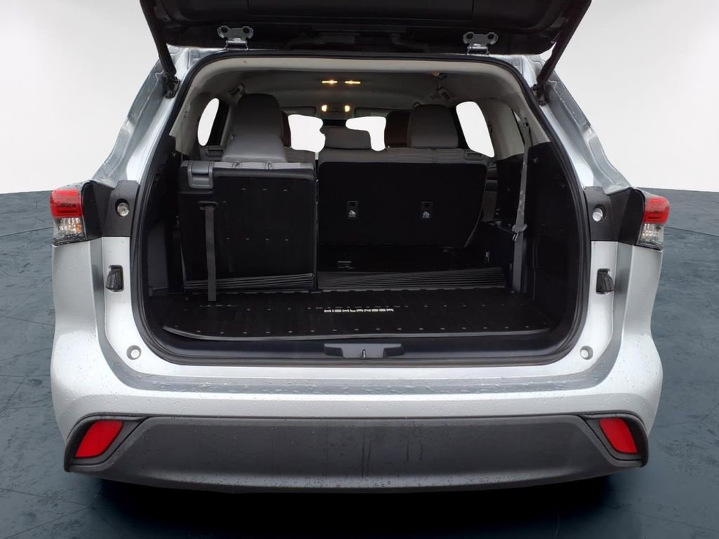 Used 2023 Toyota Highlander LE image 9