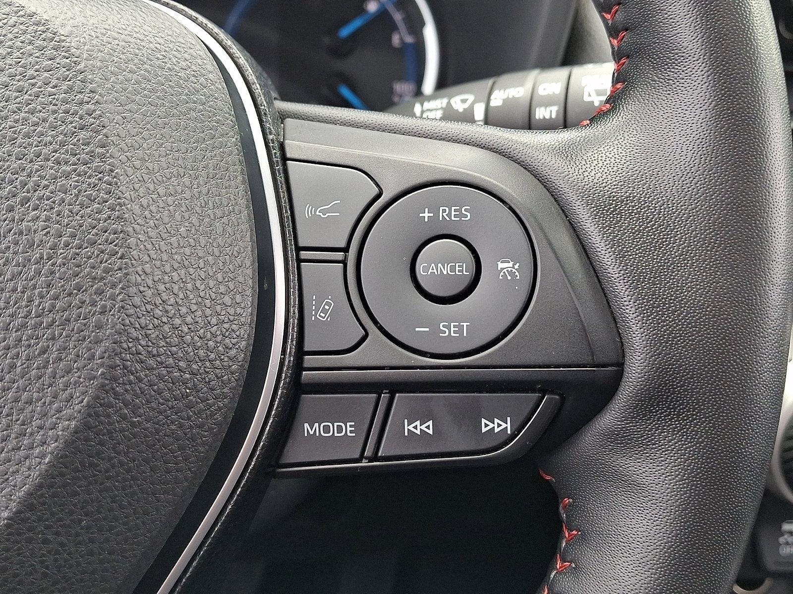 Used 2023 Toyota RAV4 SE w/ Weather & Moonroof Package image 22