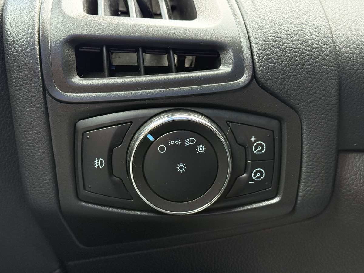 Used 2012 Ford Focus SE w/ SE Winter Pkg image 20