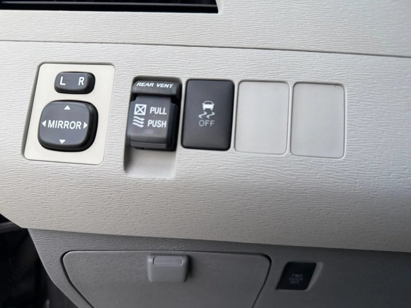 Used 2012 Toyota Sienna XLE w/ Entertainment Pkg FWD image 23