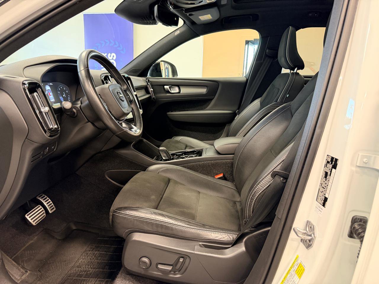 Used 2021 Volvo XC40 T4 R-Design w/ Advanced Package image 17