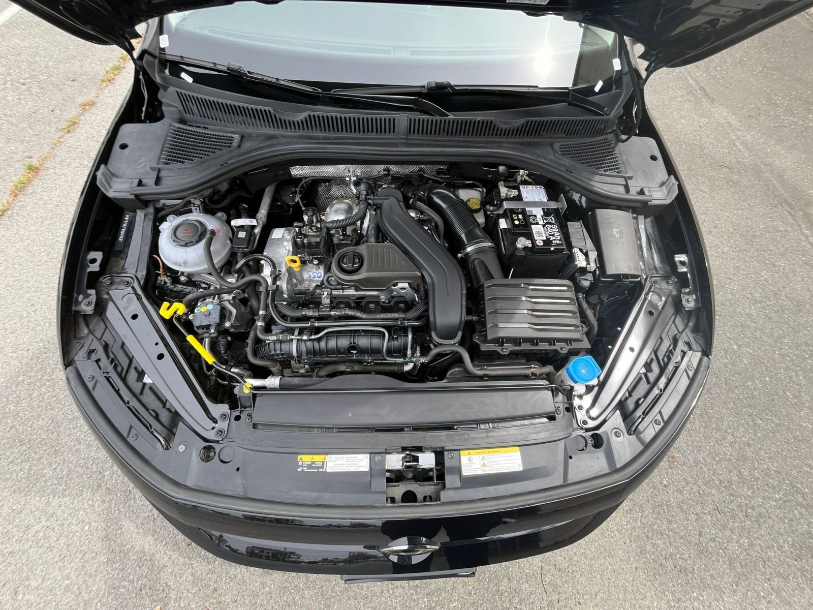 Used 2025 Volkswagen Jetta SE image 32