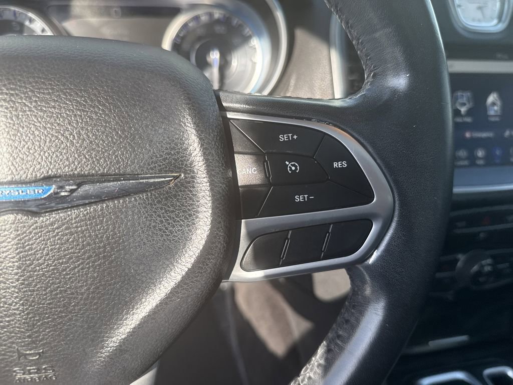 Used 2018 Chrysler 300 Touring L image 27