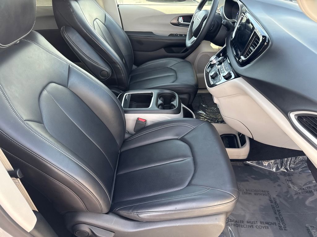 Used 2024 Chrysler Pacifica Touring-L FWD image 12