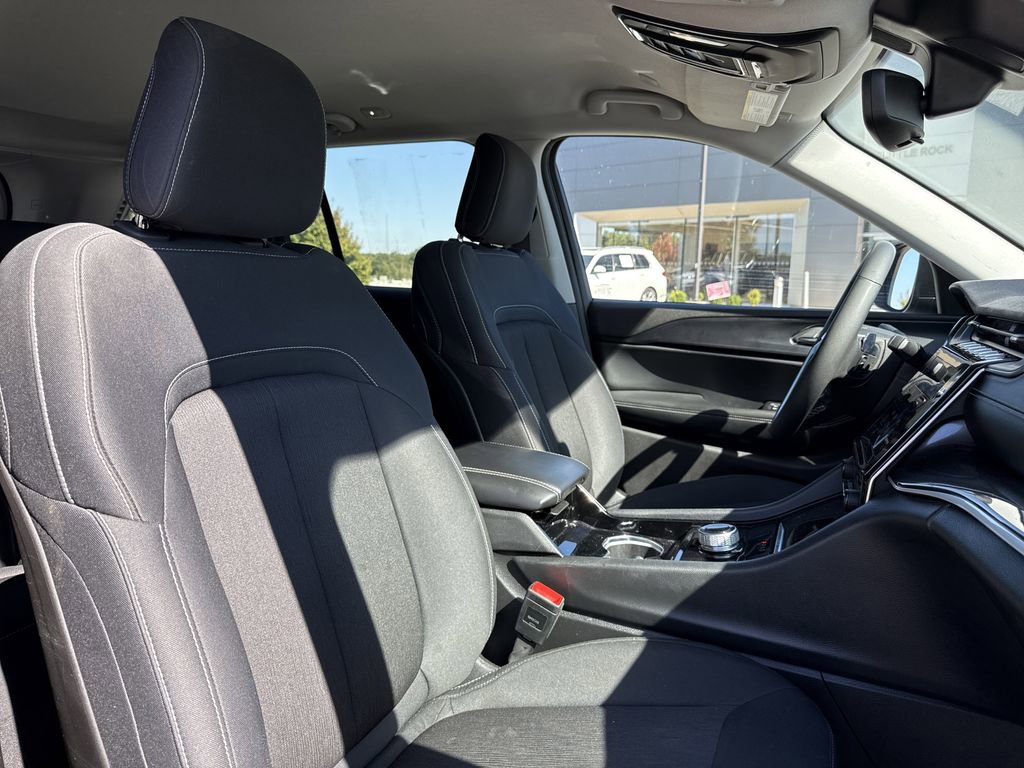 Used 2023 Jeep Grand Cherokee Laredo w/ Luxury Tech Group I image 17