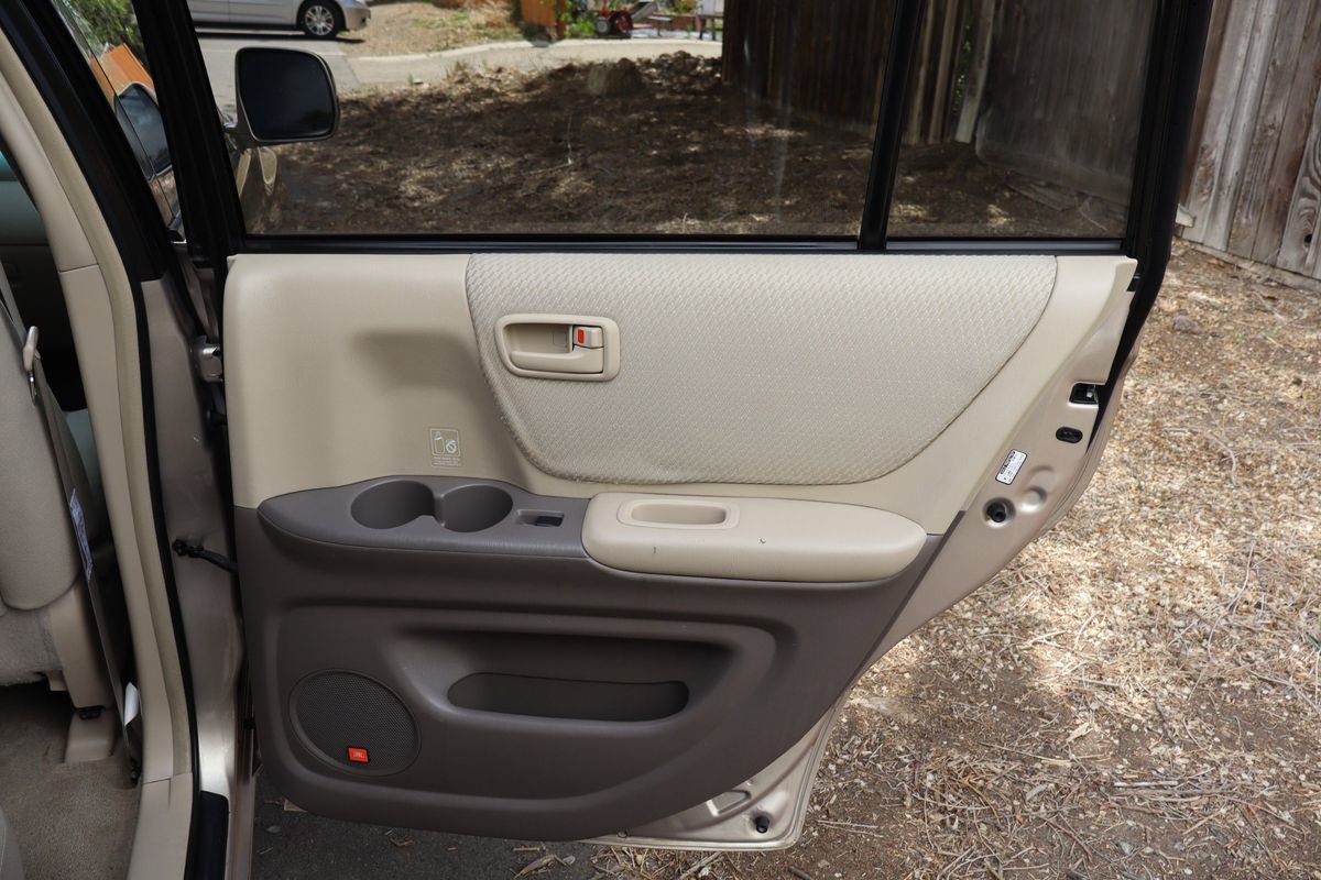 Used 2005 Toyota Highlander 2WD V6 w/ 3rd Row image 25
