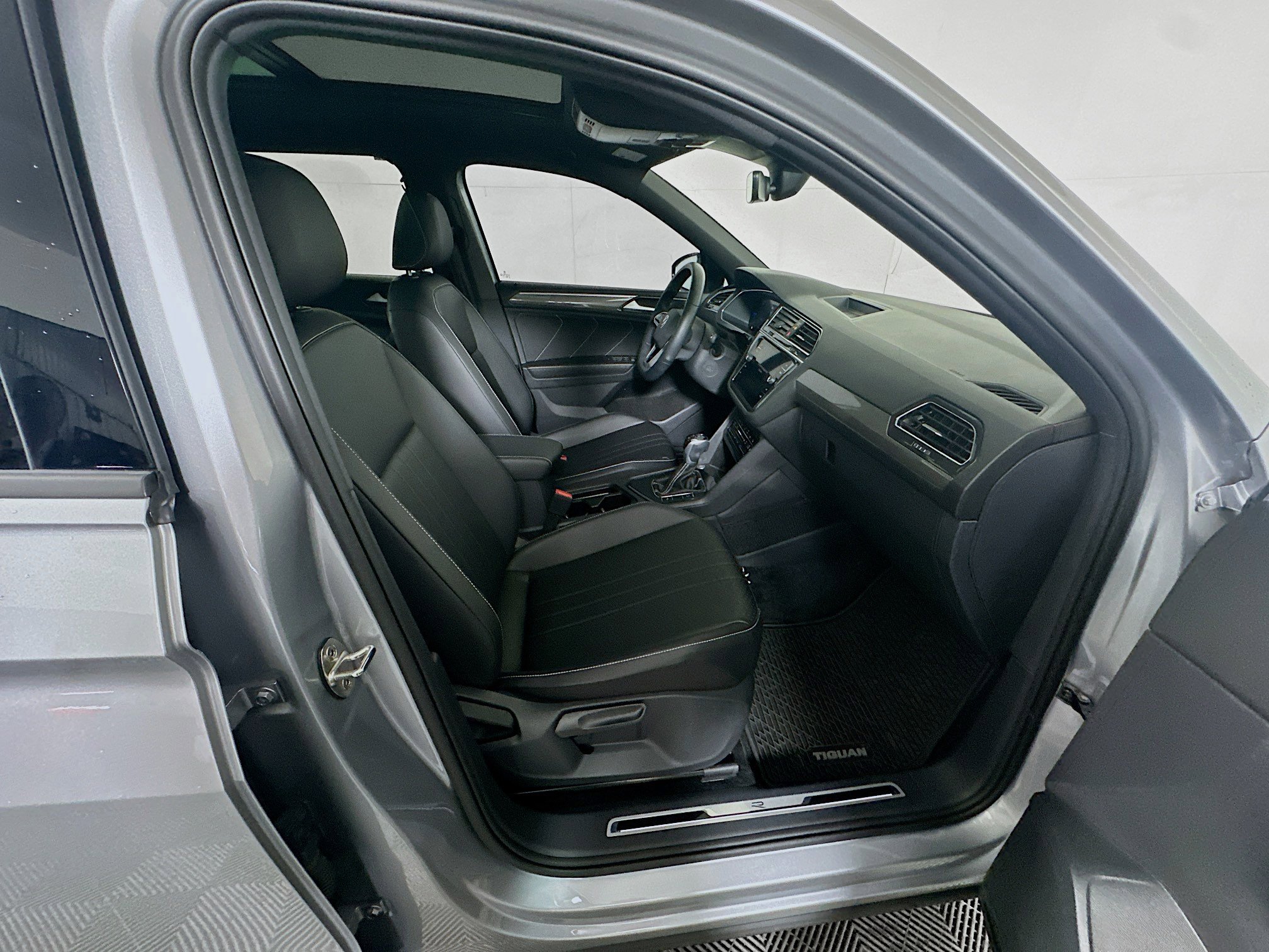 Used 2023 Volkswagen Tiguan SE R-Line FWD image 33