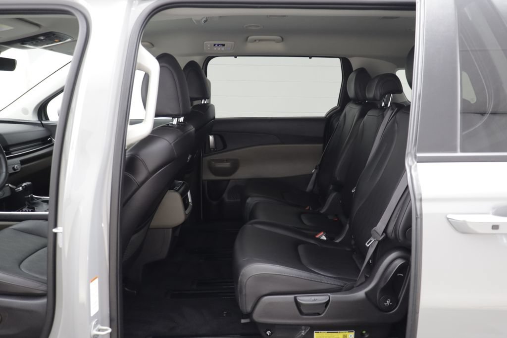 Used 2025 Kia Carnival EX FWD image 14