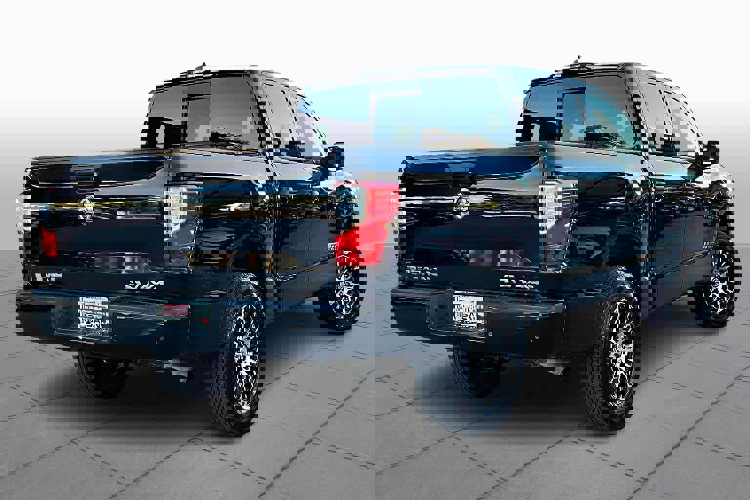 Used 2022 Nissan Titan SV image 12