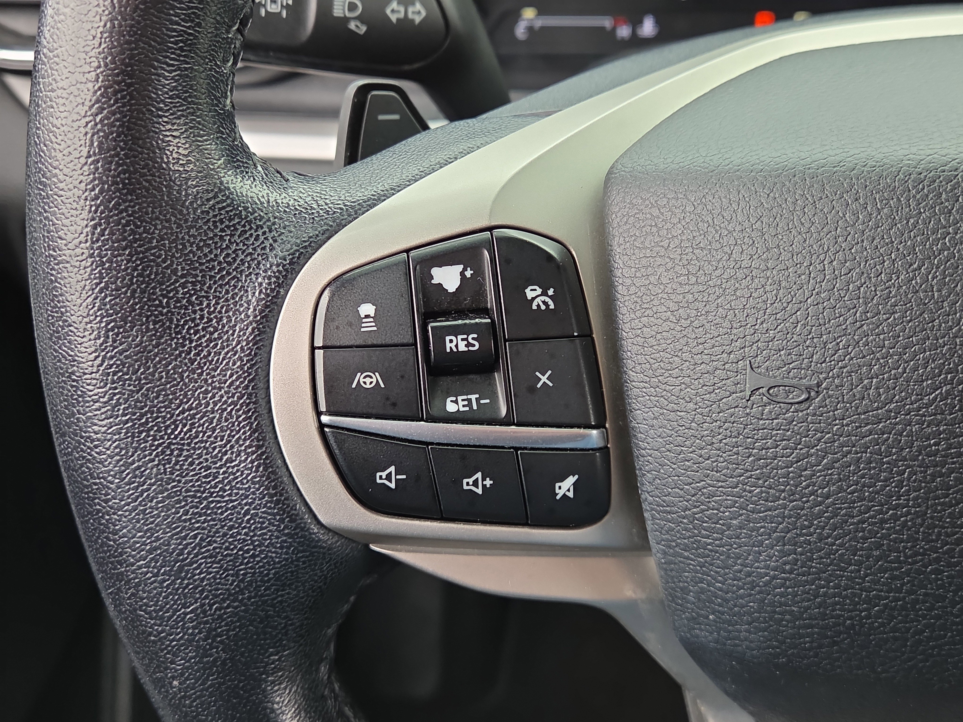 Used 2020 Ford Explorer XLT w/ Equipment Group 202A image 21