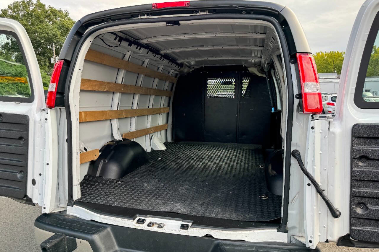 Used 2022 GMC Savana 2500 w/ Driver Convenience Package image 12