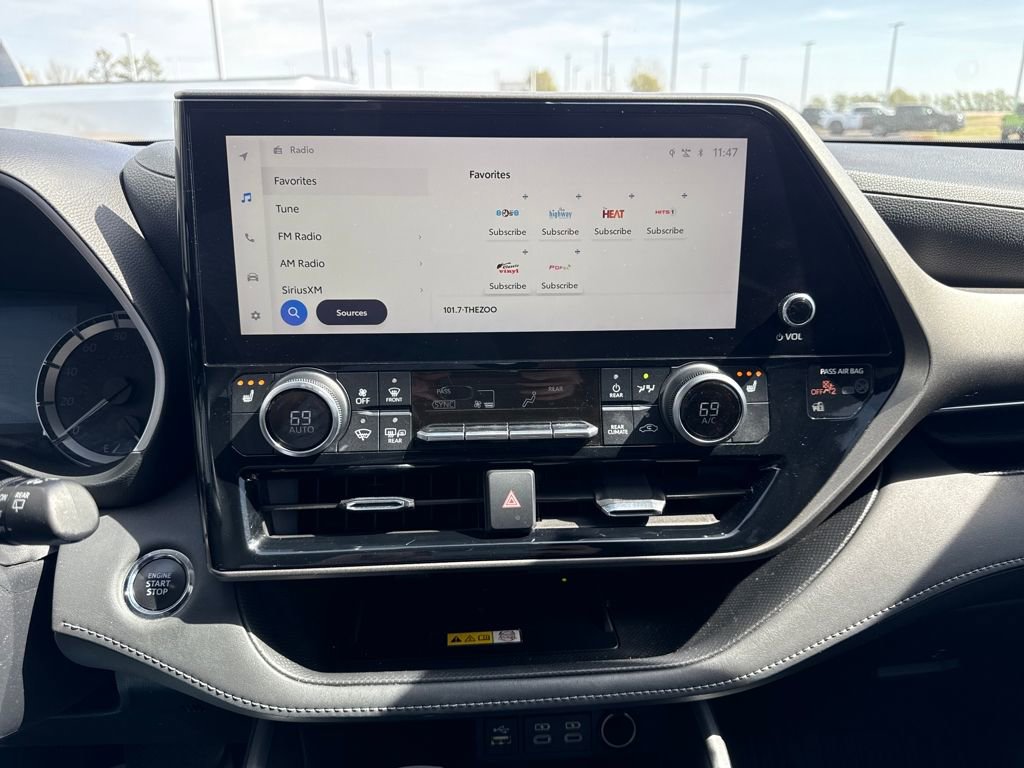 Used 2023 Toyota Highlander XLE FWD image 19