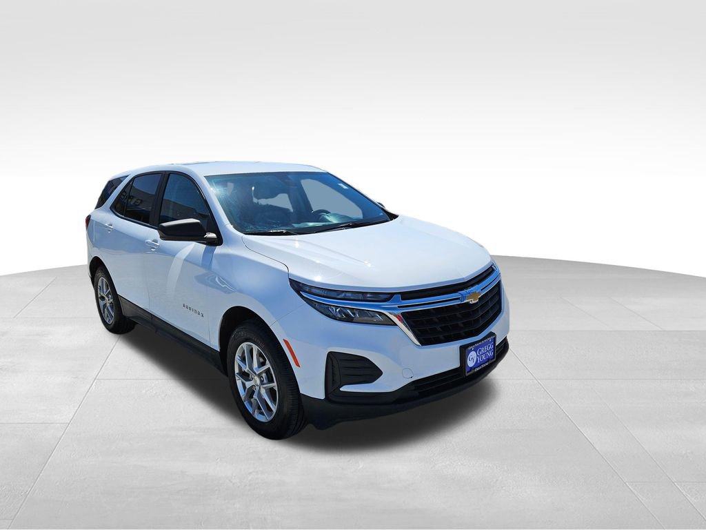 Used 2022 Chevrolet Equinox LS w/ LS Convenience Package AWD/4WD image 4