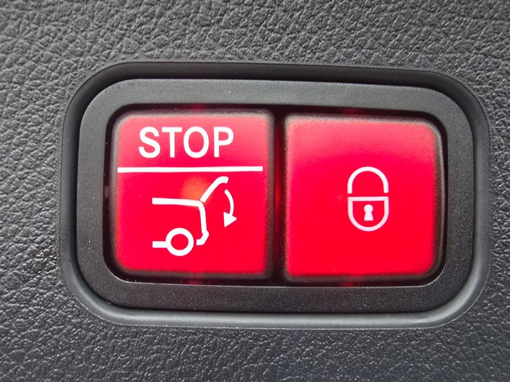 Used 2025 Mercedes-Benz GLC 300 4MATIC image 19