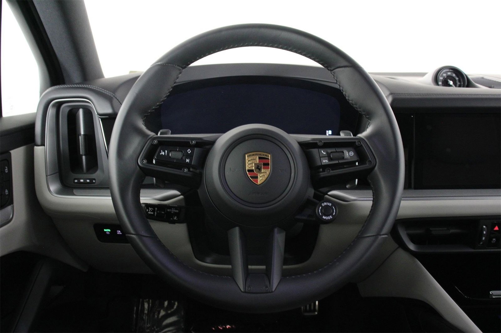Used 2025 Porsche Cayenne S image 12