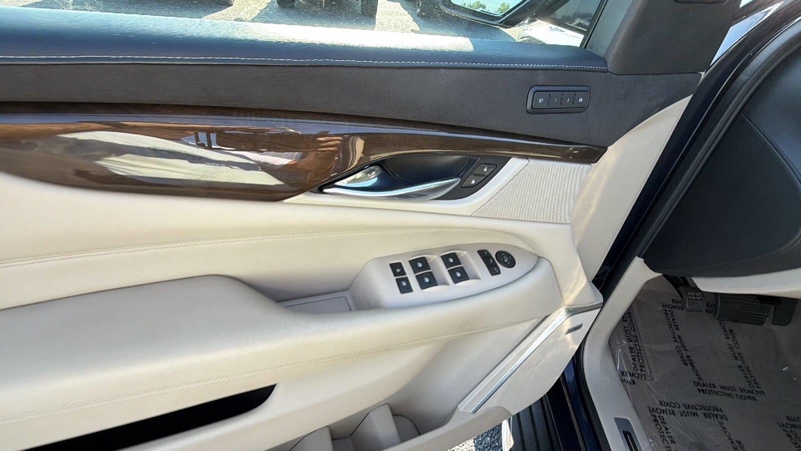 Used 2020 Cadillac Escalade Luxury RWD image 16