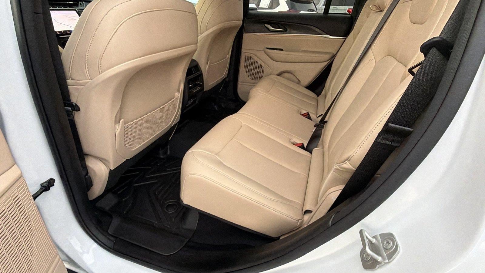 Used 2023 Jeep Grand Cherokee Limited AWD/4WD image 23