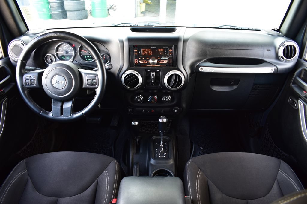 Used 2017 Jeep Wrangler Unlimited Rubicon w/ Connectivity Group AWD/4WD image 23