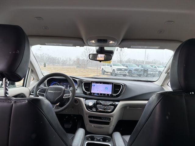 Used 2024 Chrysler Pacifica Touring-L image 17