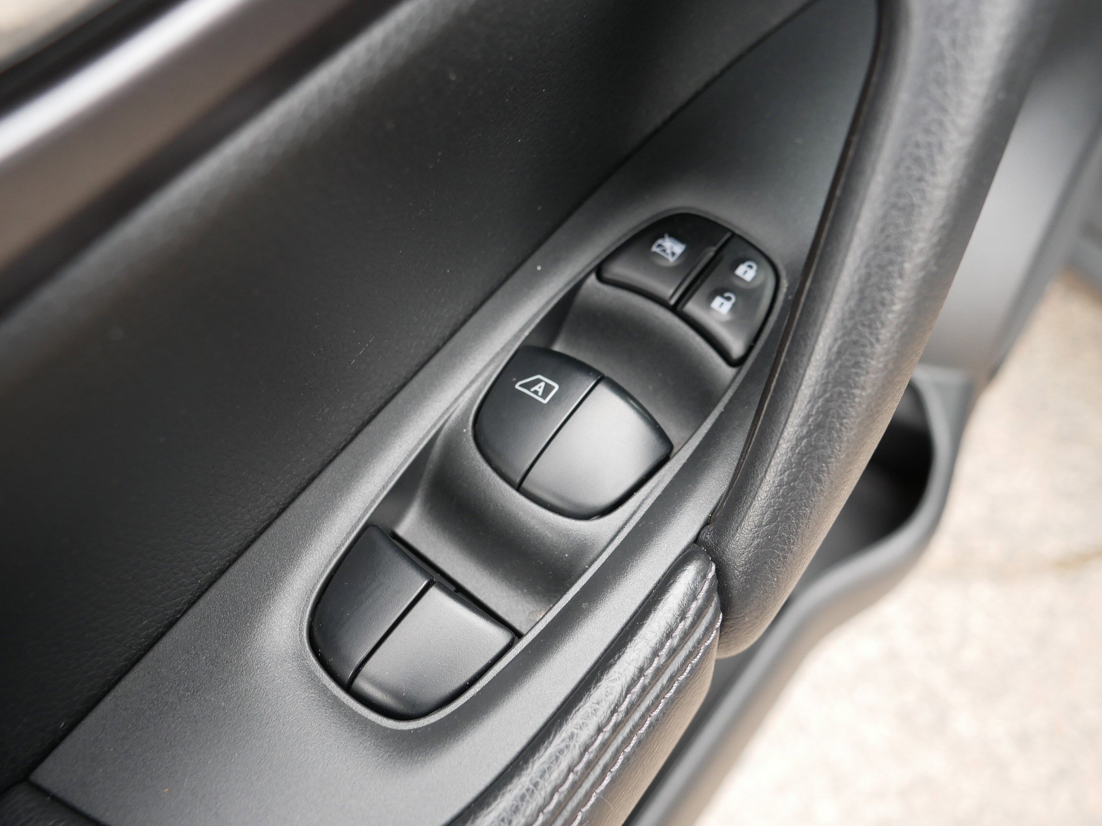 Used 2016 Nissan Rogue SV w/ SV Premium Package image 19