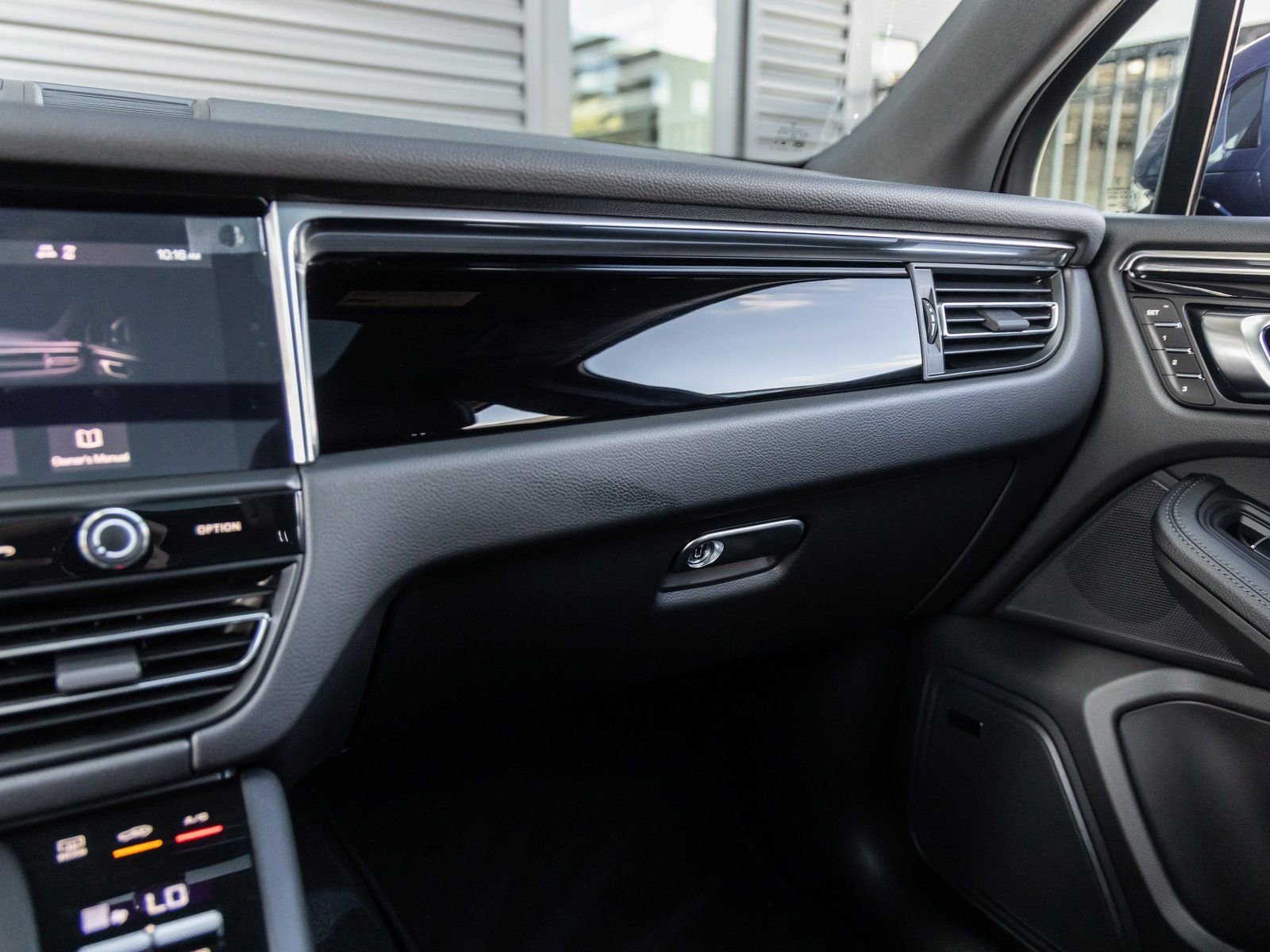 Certified 2025 Porsche Macan image 25