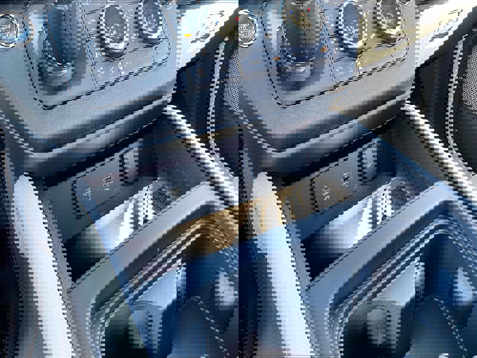 Used 2023 Land Rover Defender 130 X-Dynamic SE image 37