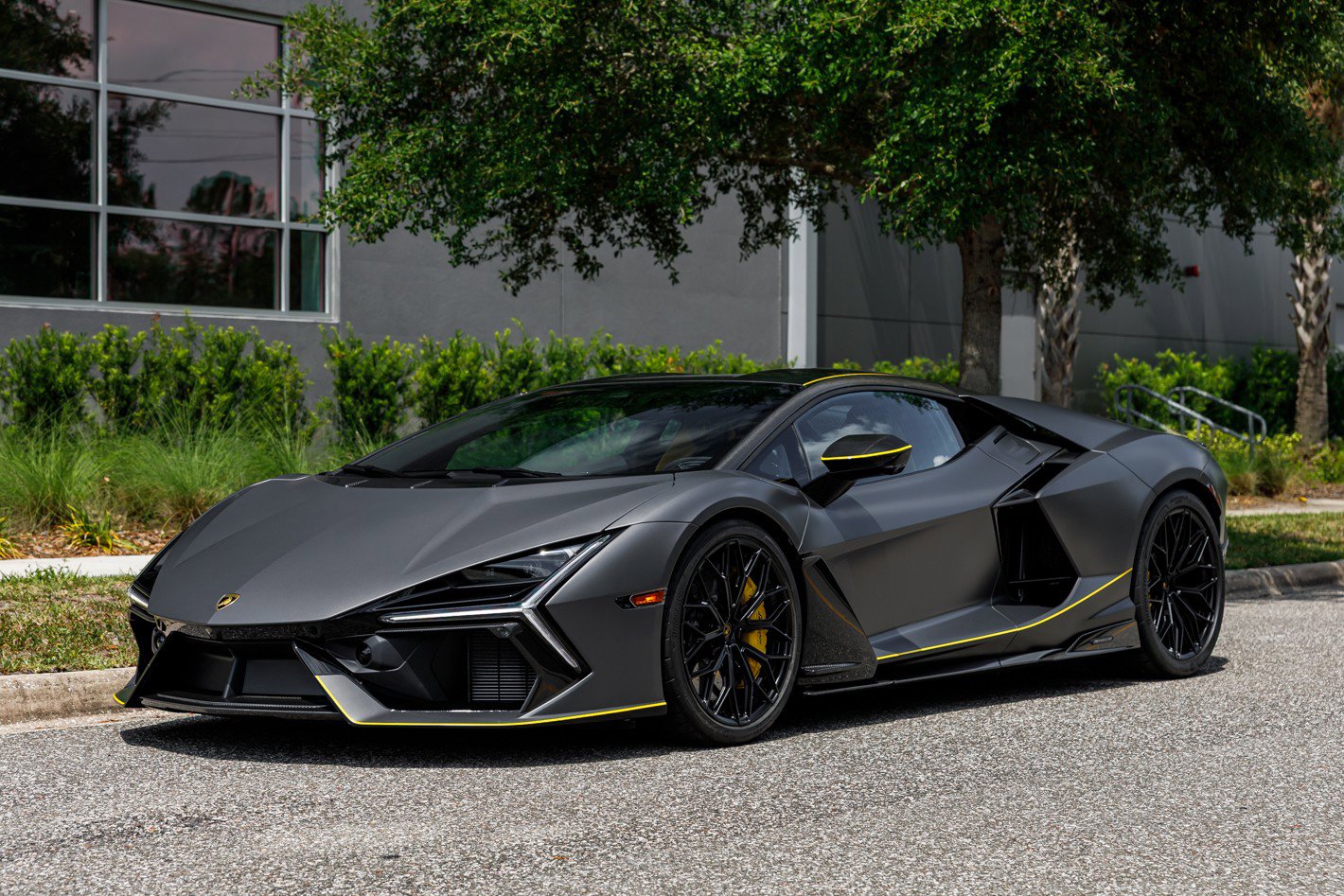 Used 2025 Lamborghini Revuelto AWD/4WD image 35
