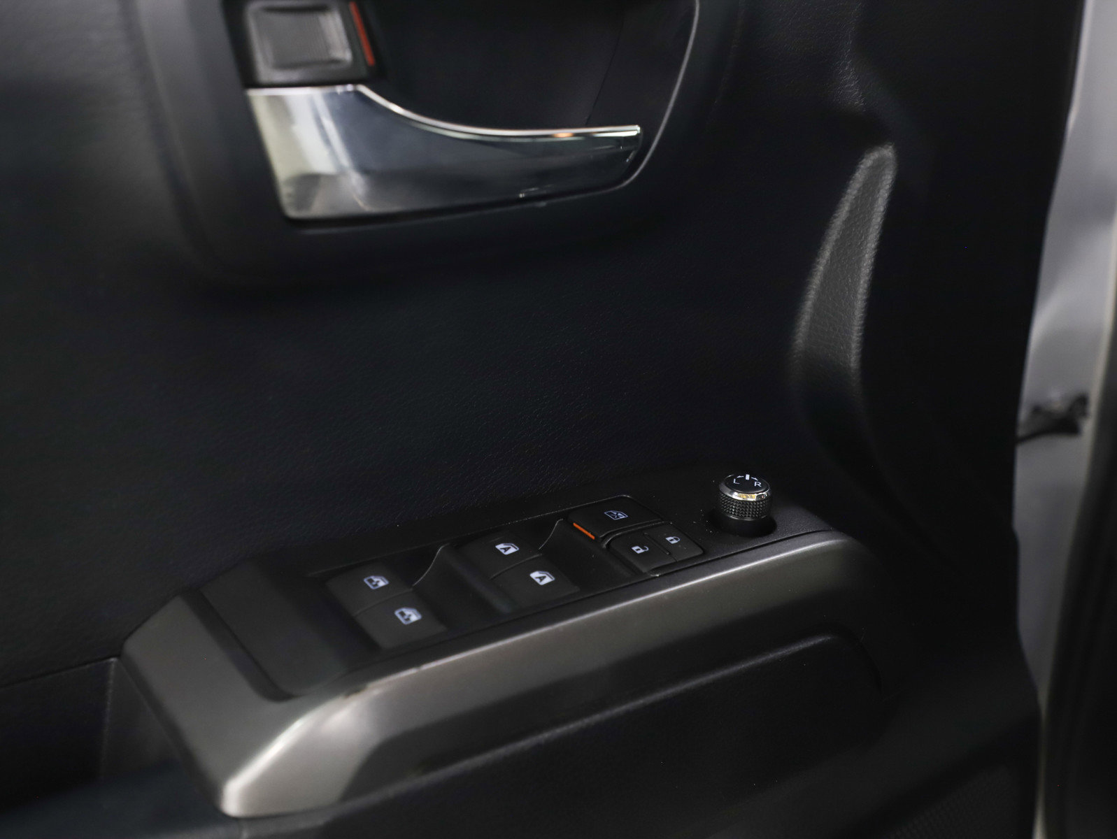 Used 2018 Toyota Tacoma TRD Sport AWD/4WD image 21