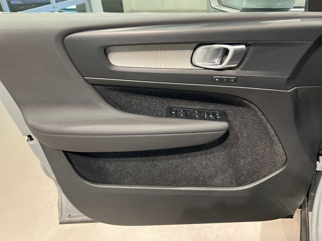 Used 2025 Volvo XC40 B5 Core image 15