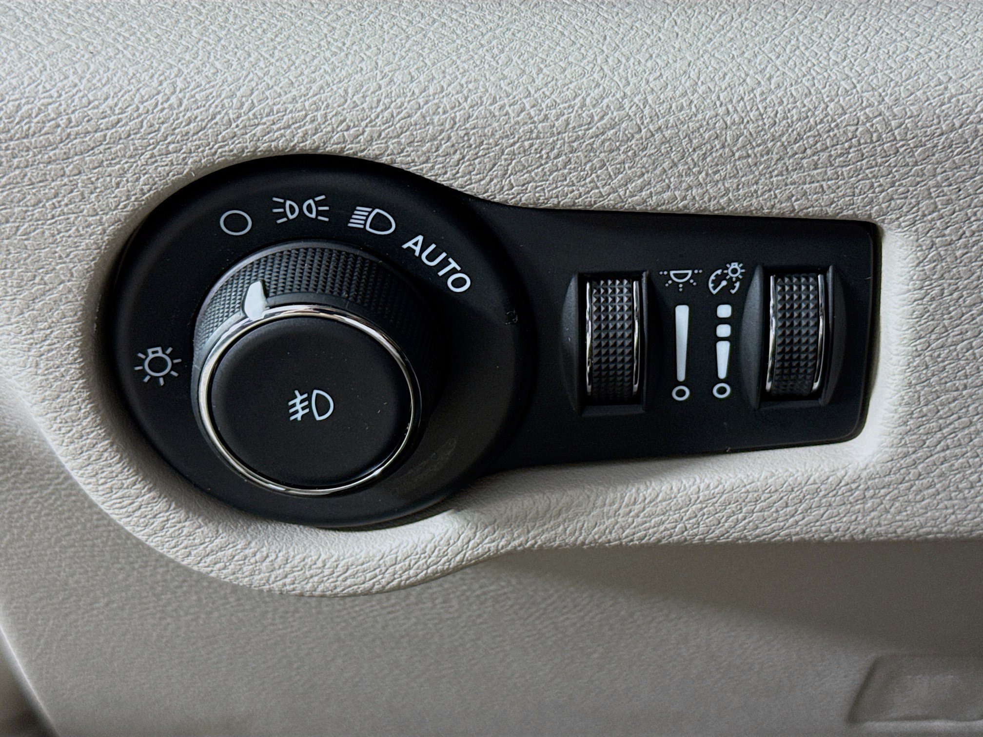 Used 2023 Chrysler Pacifica Touring-L FWD image 9