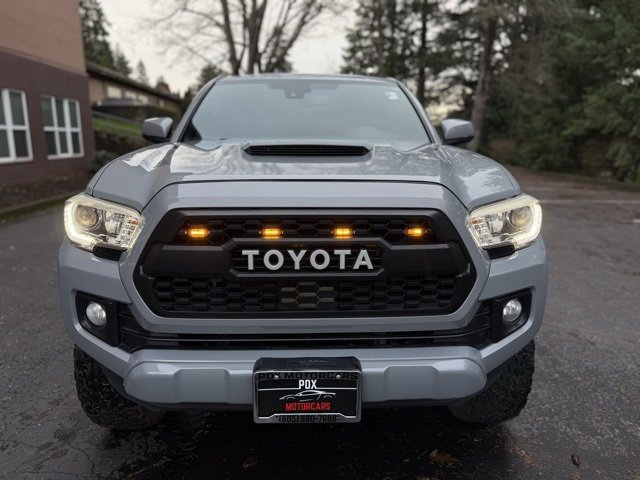 Used 2018 Toyota Tacoma TRD Sport image 2