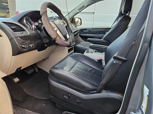 Used 2016 Chrysler Town & Country Touring image 8