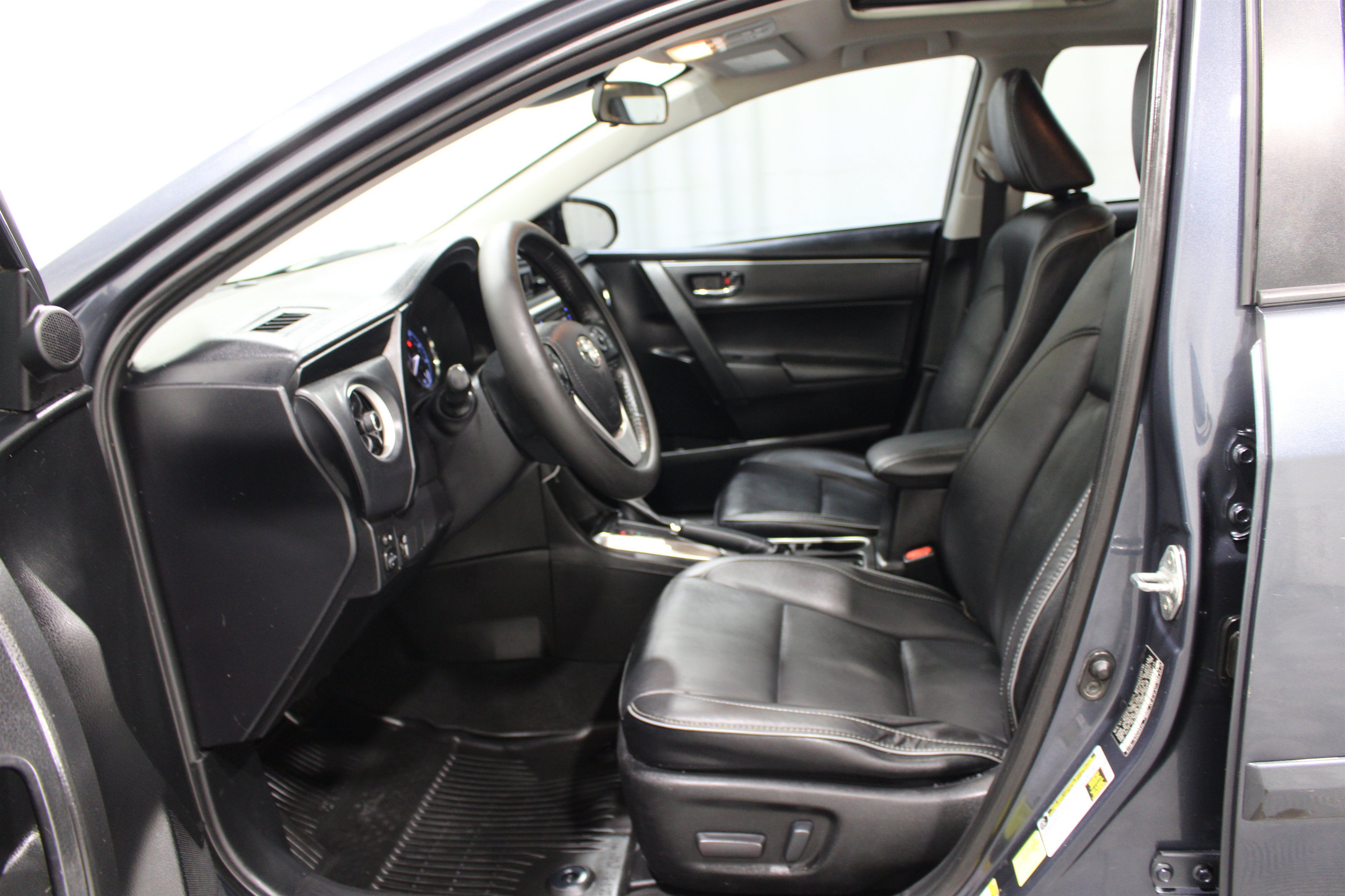 Used 2018 Toyota Corolla XLE FWD image 3