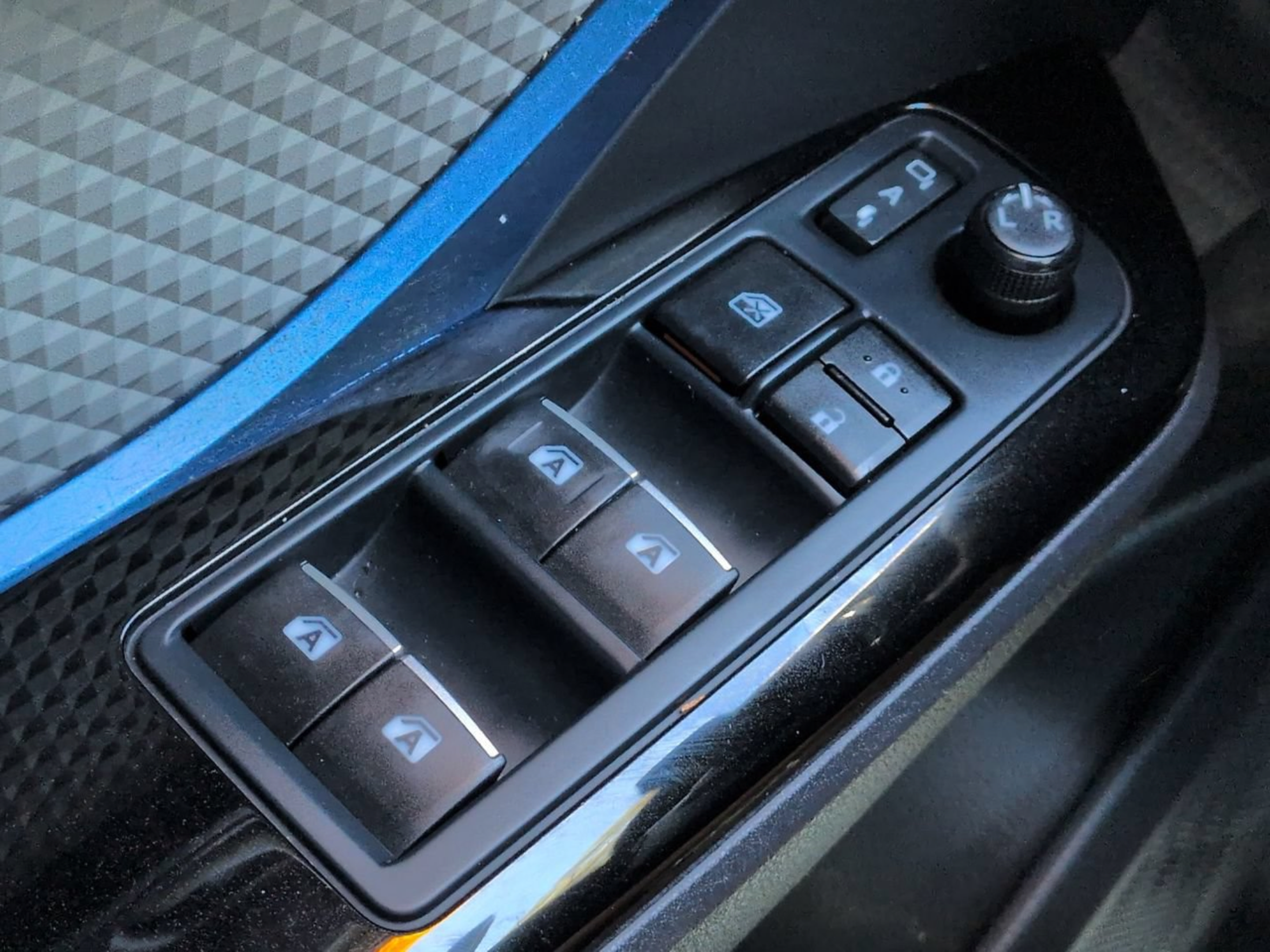 Used 2019 Toyota C-HR XLE FWD image 25