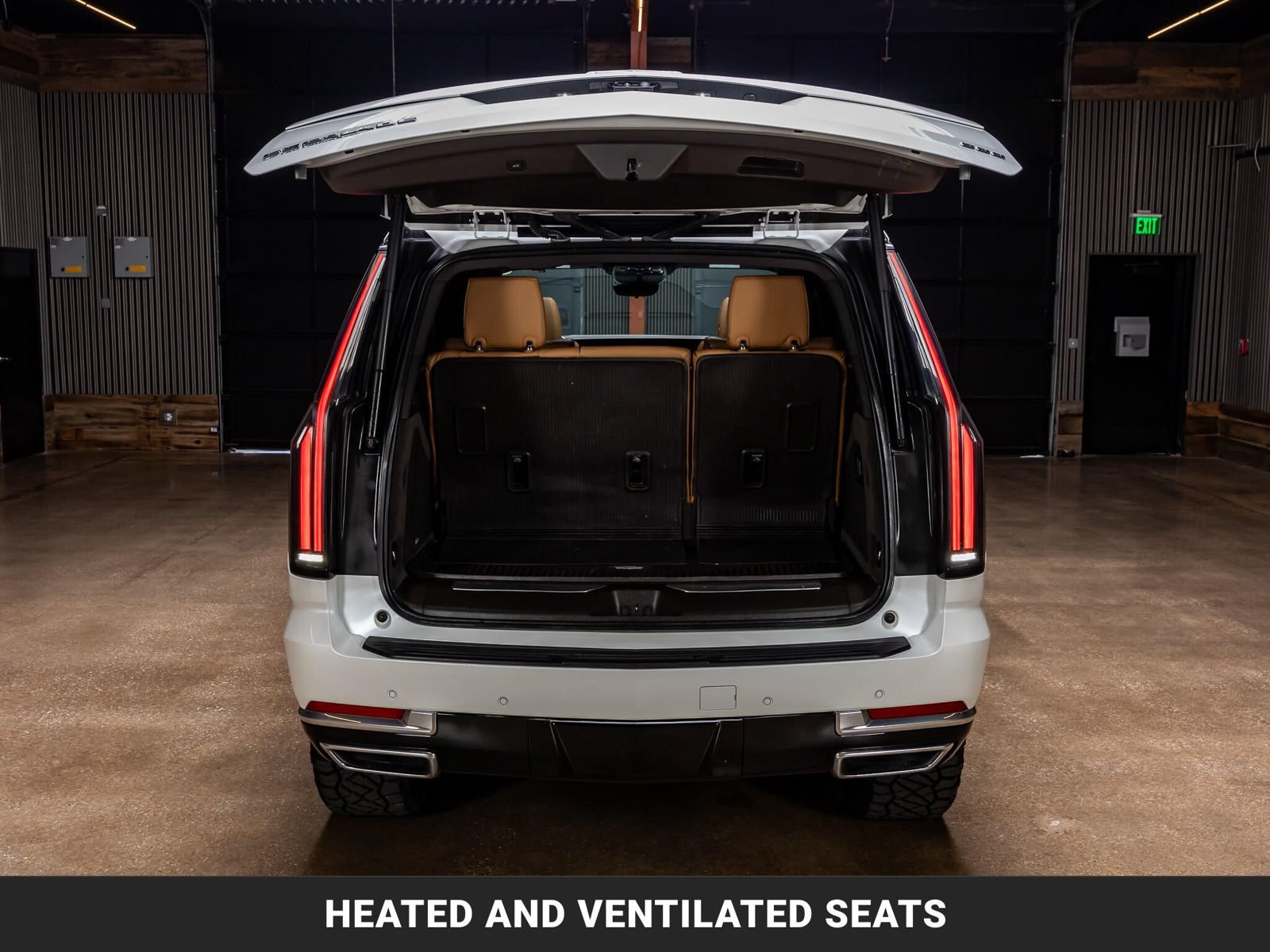 Used 2025 Cadillac Escalade Premium Luxury w/ LPO, Floor Liner Package AWD/4WD image 9