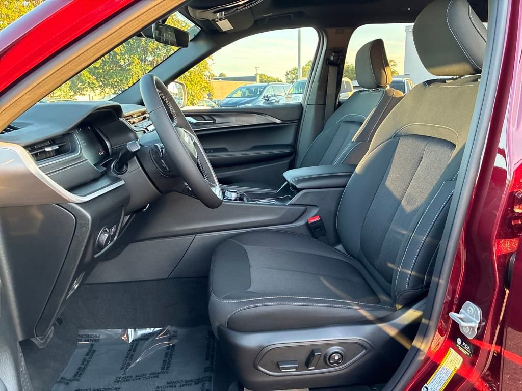 New 2025 Jeep Grand Cherokee L Laredo w/ Luxury Tech Group I AWD/4WD image 10