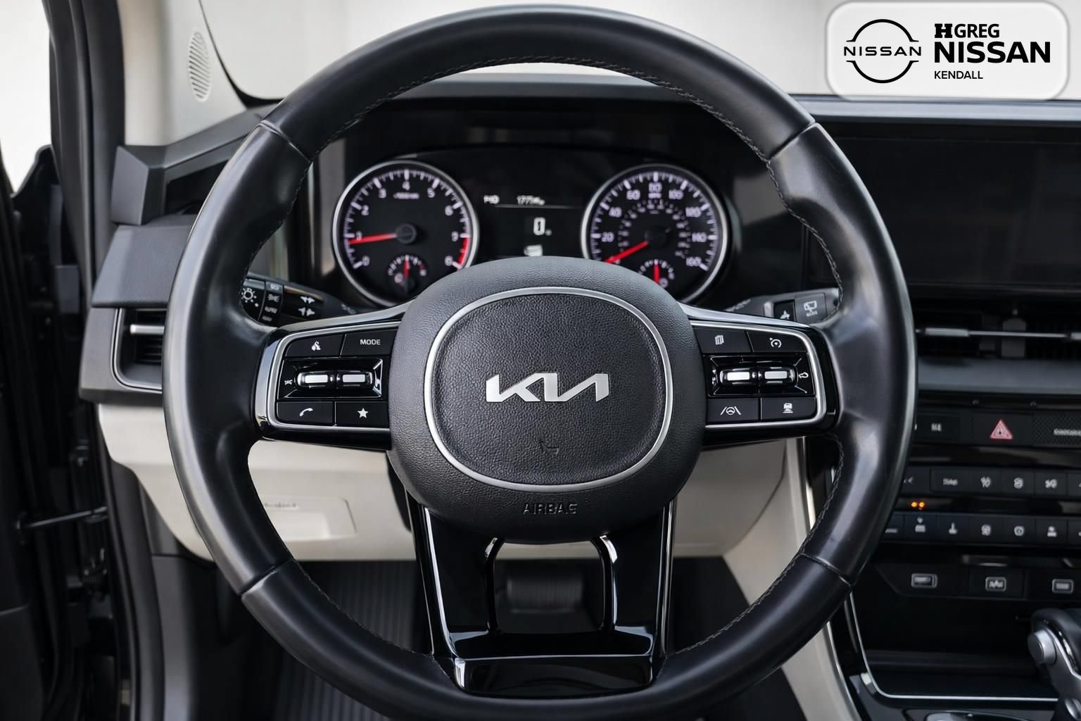 Used 2022 Kia Carnival EX FWD image 11