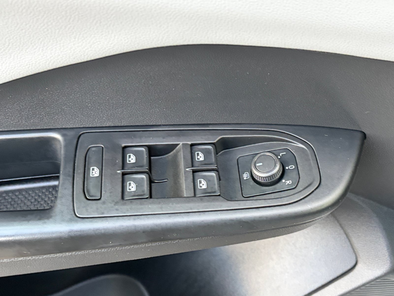 Used 2022 Volkswagen Taos SE FWD image 13